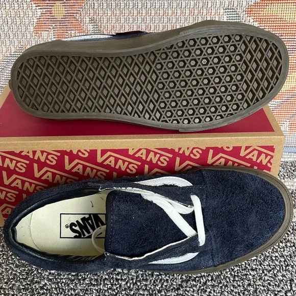 Vans Men’s Old Skool
Hairy Suede Dark Navy
VN0005UADNV
Sneakers - Picture 5 of 16